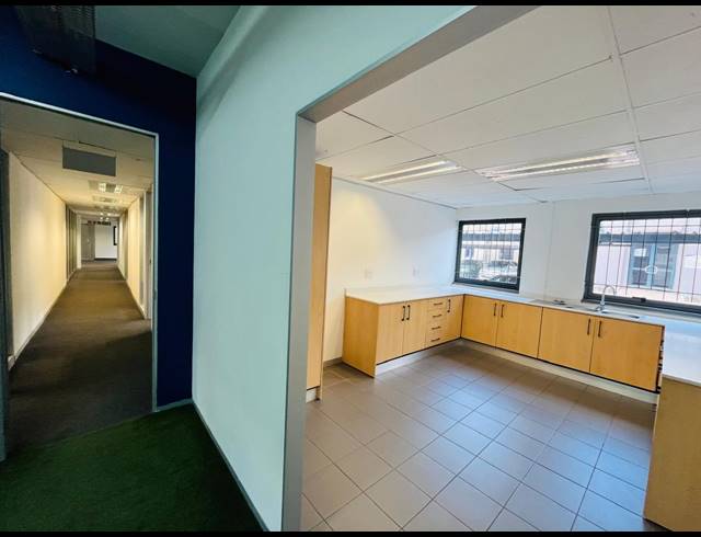 385M² OFFICE TO LET IN RANDJESPARK